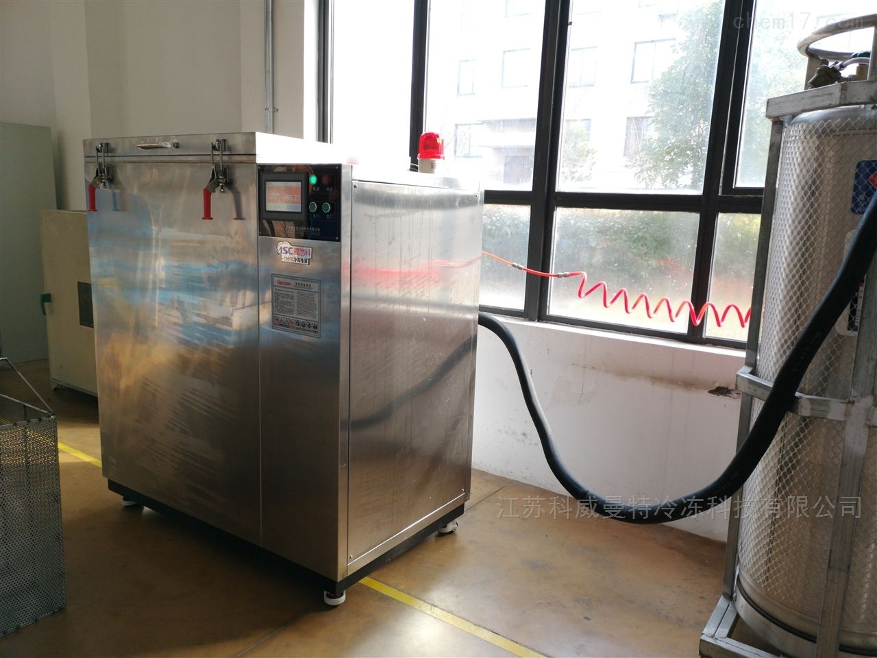 高低溫試驗箱適配哪種液氮罐